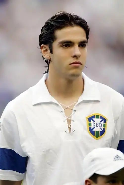 十五岁那年,经过和家里人商议之后,卡卡进入了圣保罗足球俱乐部的一线