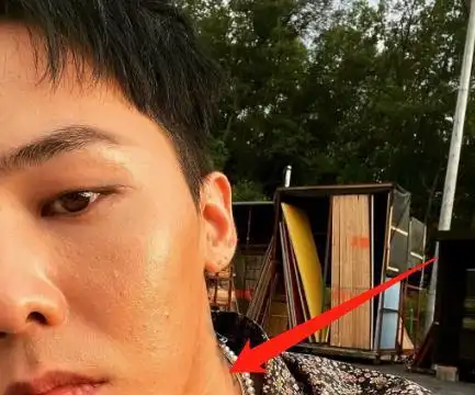 但不得不承认这样的他更man,更有气质,这也是为什么权志龙发素颜照