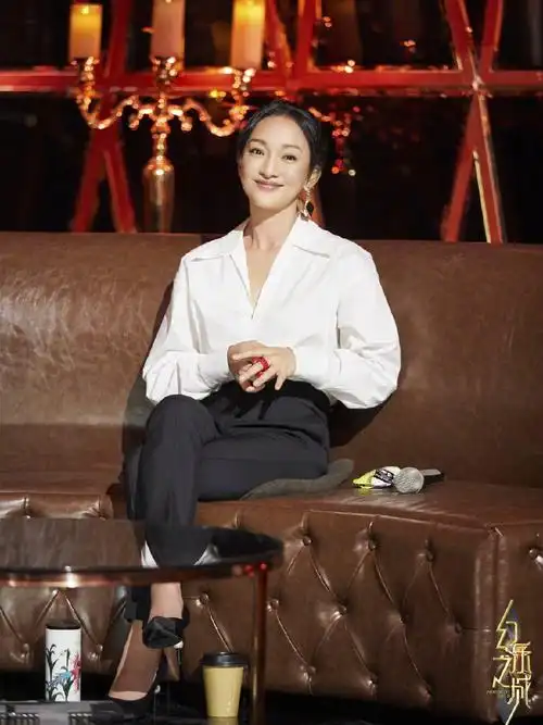 王菲周迅罕见同台,年龄差5岁同是女神,谁的时尚感更好?