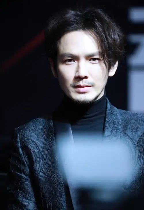 44岁钟汉良蓄胡子啦!留了一个八字胡秒变潮叔,帅到60岁都没问题