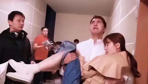 怪不得电视里只有上半身镜头下移后是不能看得尴尬全景