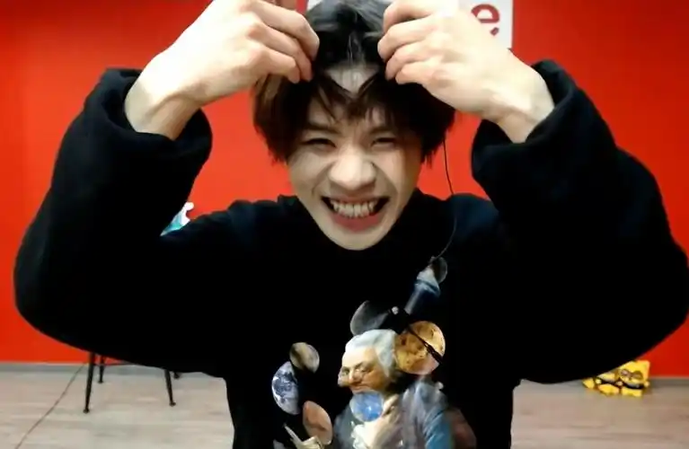 发量多所以头发比心