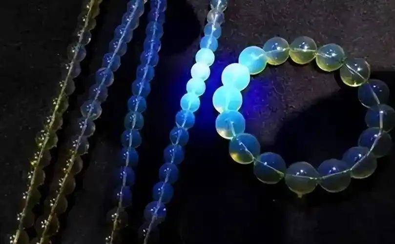 比如压清的琥珀会比天然琥珀荧光反应更淡,天然血珀是草绿色荧光反应