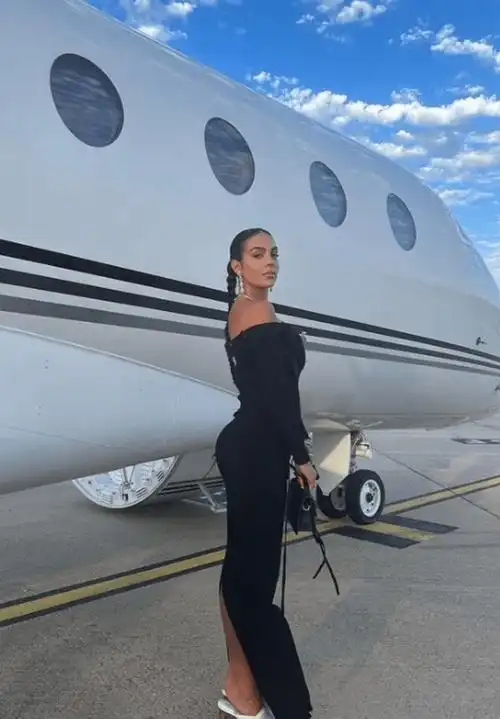 c罗老婆乔治娜火辣比基尼炫耀完美身材