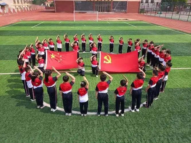 童心向党我向党旗敬个礼