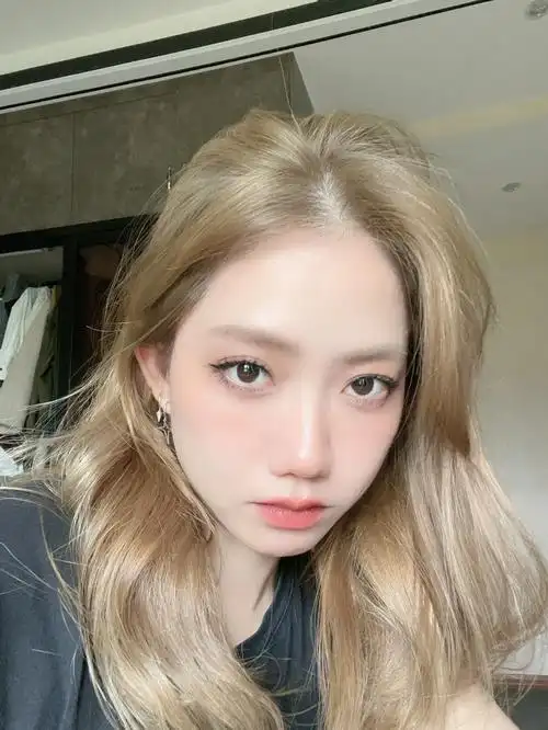 奶茶砂金色决绝子发色非常有氛围感