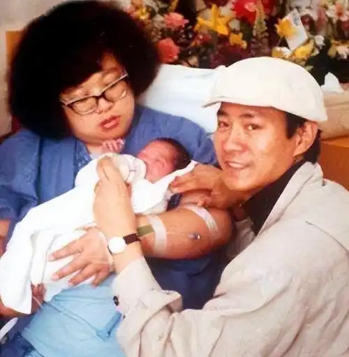 秋官郑少秋3段婚姻4个女儿他到底有没有爱过沈殿霞