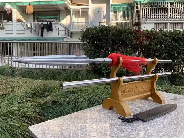 赵云配枪:龙胆亮银枪.枪长一丈三,重三十斤,枪身乃混铁金刚打造而成.