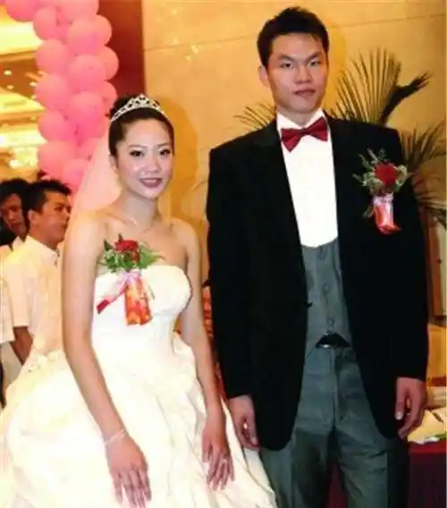 朱芳雨为何被骂渣男?婚内出轨抛弃体操女神,二婚后"赴美生子"