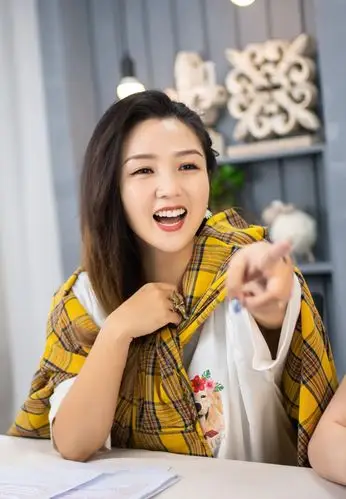 何洁白色t恤格子外套甜美图片36