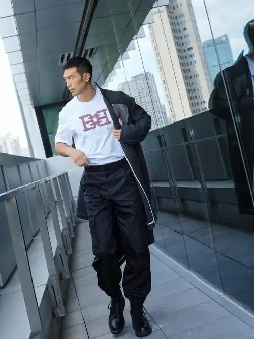 纪焕博亮相bally 2023春夏米兰时装秀 休闲混搭彰显绅士风度__凤凰网