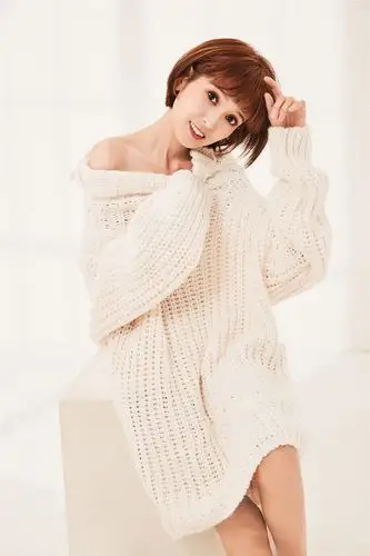 肖茵bf风长款毛衣尽秀美腿 暖甜笑容融化寒意