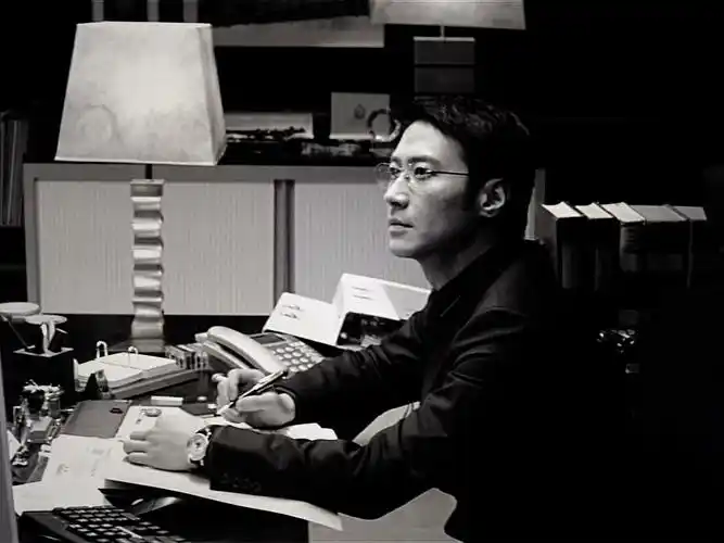 首先是黎明,他在这里面饰演的杨锦荣是香港警察保安科的科长.