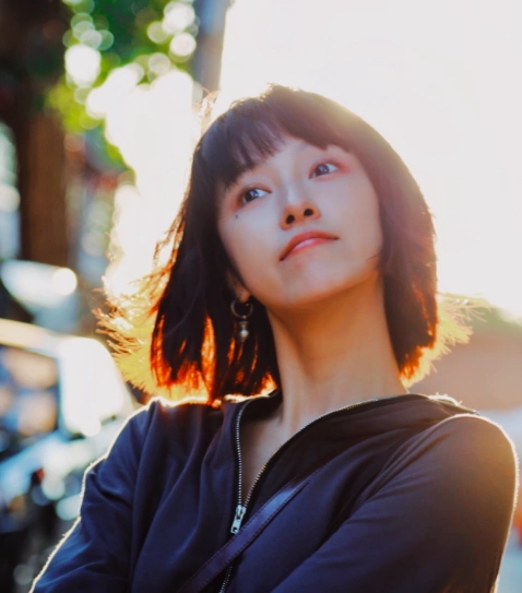 艾佳妮名气就没那么高,不过她也有一个大众熟知的角色,那就是《爱情