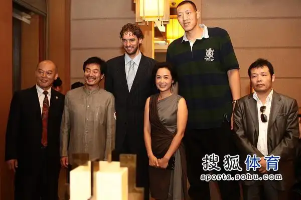 组图加索尔在北京参加慈善晚宴与郭德纲合影