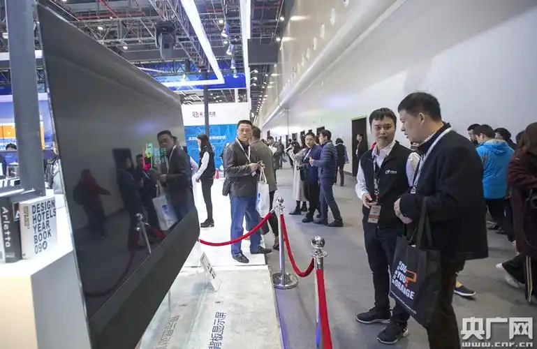 图为华星光电展出的玻璃背板显示屏 央广网记者黄炎秋 摄