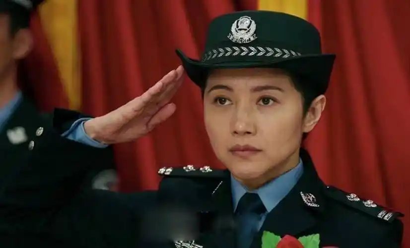 斗鸡眼,歪嘴别尬演警花,这三位女演员告诉你,啥叫飒爽警官气质_邹元清