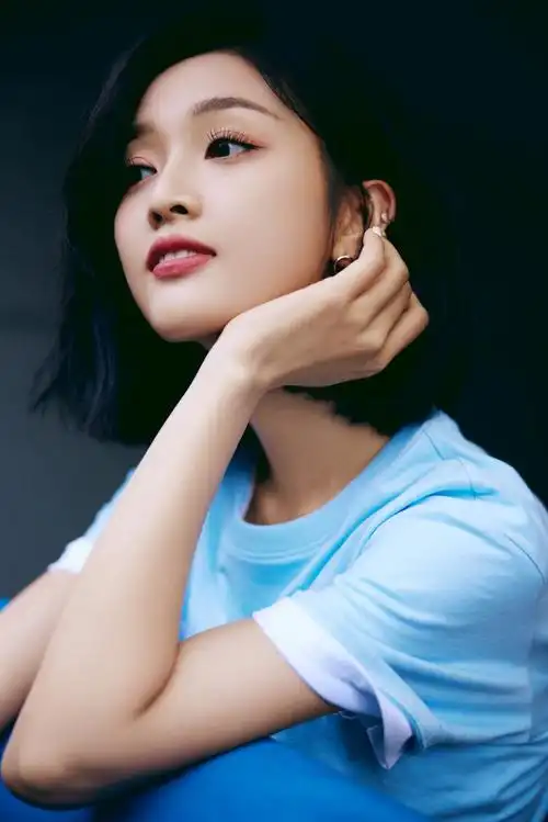 吴宣仪蓝色t恤夏日清新写真_吴宣仪清新童趣短发照图片_三千图片网