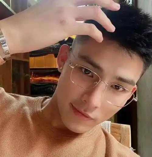 流行的男生短发推荐帅气时髦的前刺发型简单自然又大气