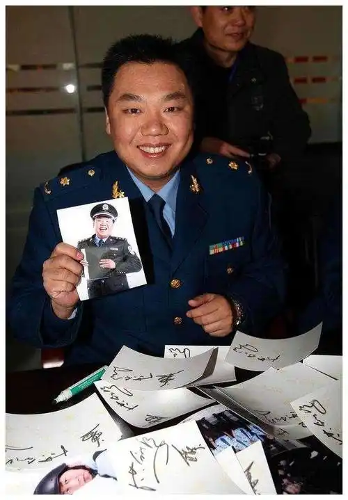 由于父母都是军人,小的时候他一直是姥姥带着,到了该上小学的年纪才被