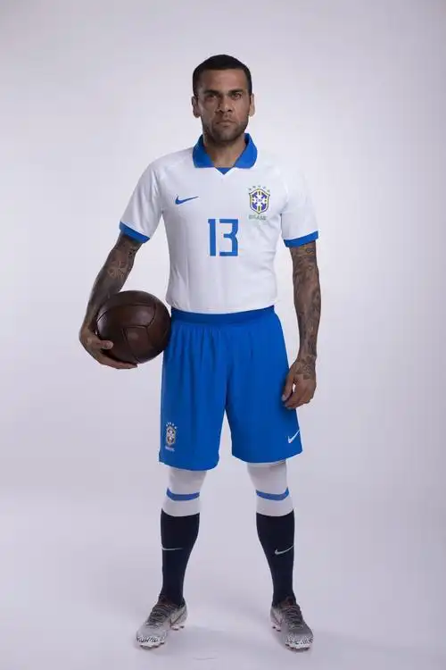 美洲杯巴西国家队定妆照客场蓝白球衣洋溢复古气息