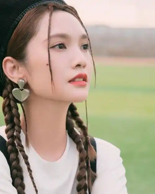 杨丞琳双马尾校园风写真释出 戴贝雷帽可爱嘟嘴超美萌_造型_黑色_节目