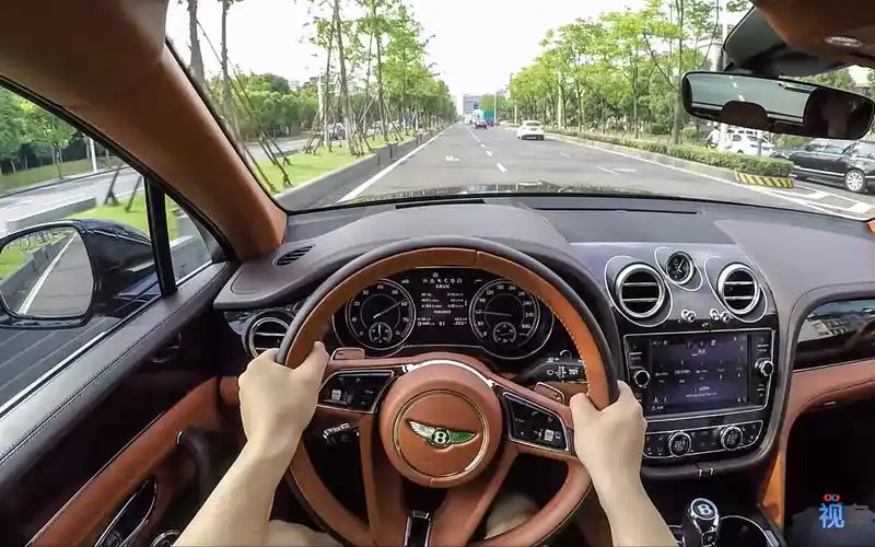 12缸的车地板油什么感觉主视角试驾宾利添越w12