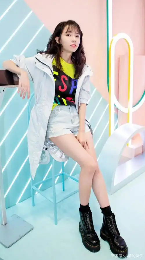 图一是女神刘美彤的造型美图!