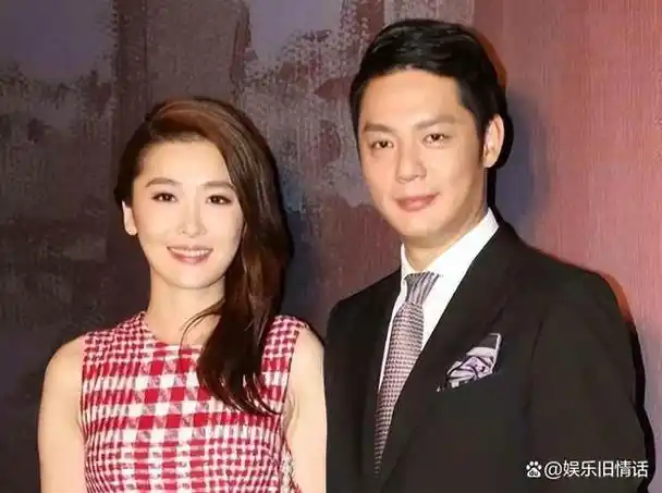 2018年,她意外地与一位内地男演员傅程鹏结为夫妻.