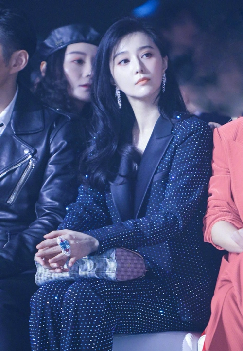 范冰冰真会赚眼球明明不上班却穿西装硬凹职场范还挺时髦的