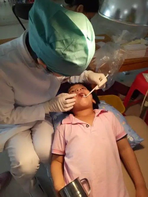 宝宝班一一一检查牙齿我们棒棒的