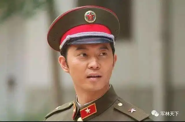 解放军军装何时出现领带90年风雨见证了它