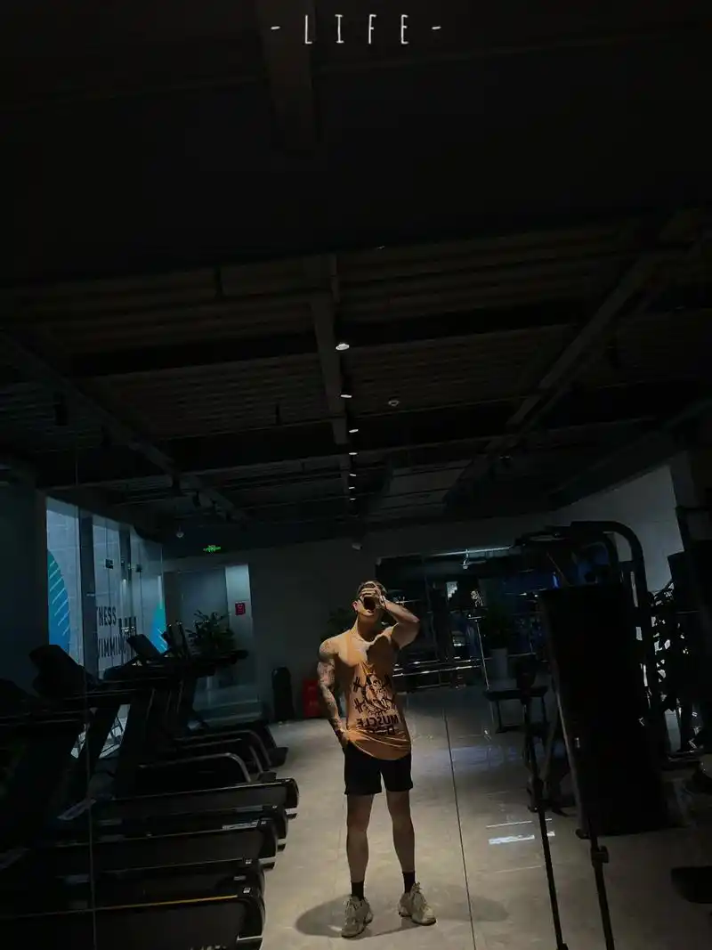 当朋友圈发09#健身日常 #撸铁男孩 #肌肉男养成中 - 抖音