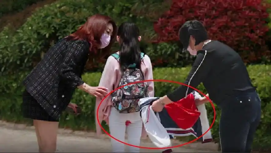 12岁女孩路上来初潮染红白裤浑然不知路人阿姨做法很暖