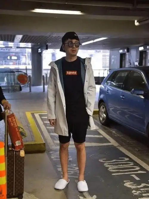 雷佳音机场放飞自我,t恤短裤搭配长袜凉拖,滤镜碎一地