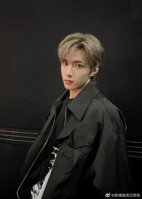 刘耀文晒全黑造型随拍照,是酷酷的侧颜优越的帅气男高奶文呀~#刘耀文