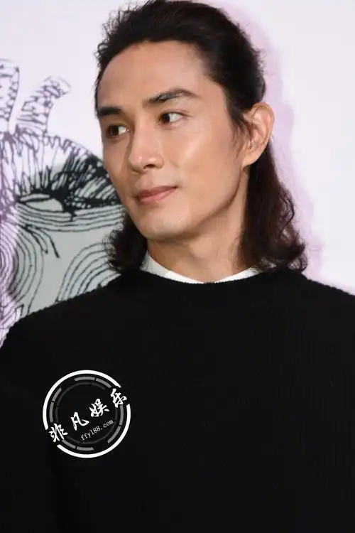 戚薇李承铉夫妇甜蜜合体老公这发型神似李咏