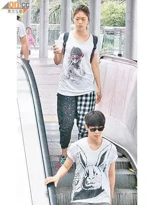 何韵诗被拍与邓九云逛街