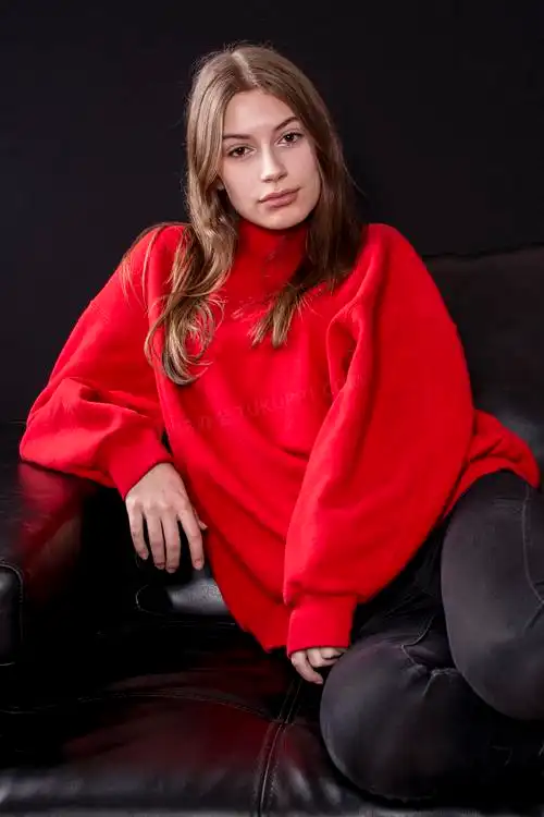 红色卫衣美女写真图片