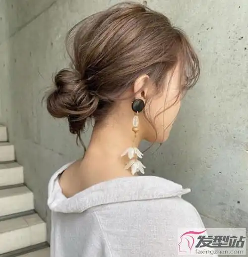 染了头发褪色了,扎成丸子头是个不错的选择,一半黑色头发一半潮发色