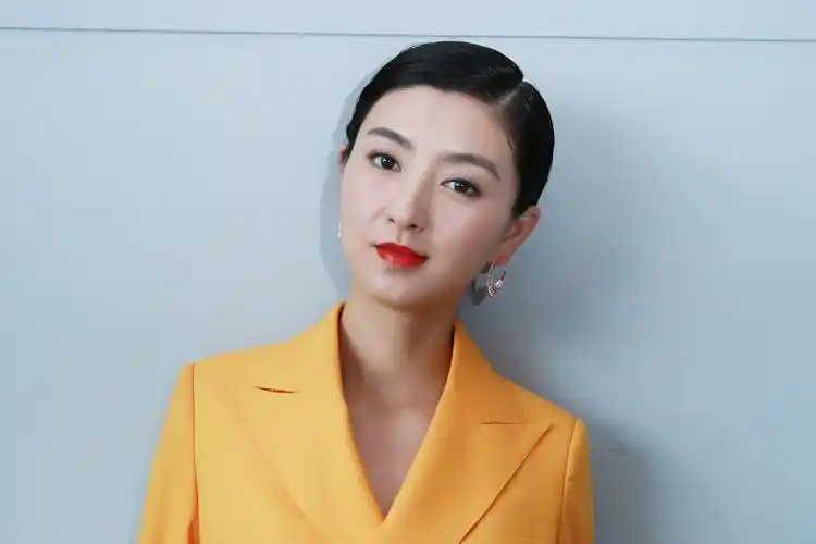 p>斓曦,1983年9月4日出生于安徽省安庆市,毕业于 a target="_blank"