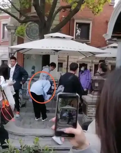 杨幂因延机影响节目拍摄立刻向导演鞠躬道歉一个行为看出高素养