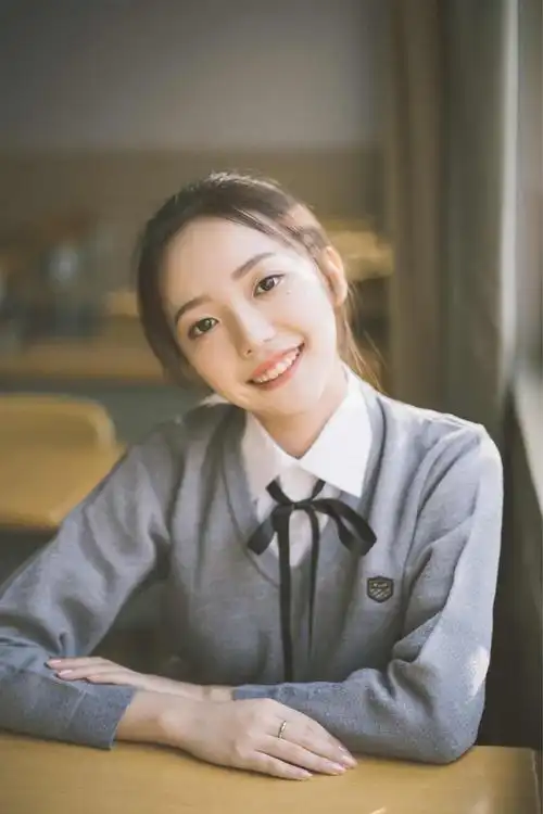 漂亮白衬衣短裙美女校花校园写真图片