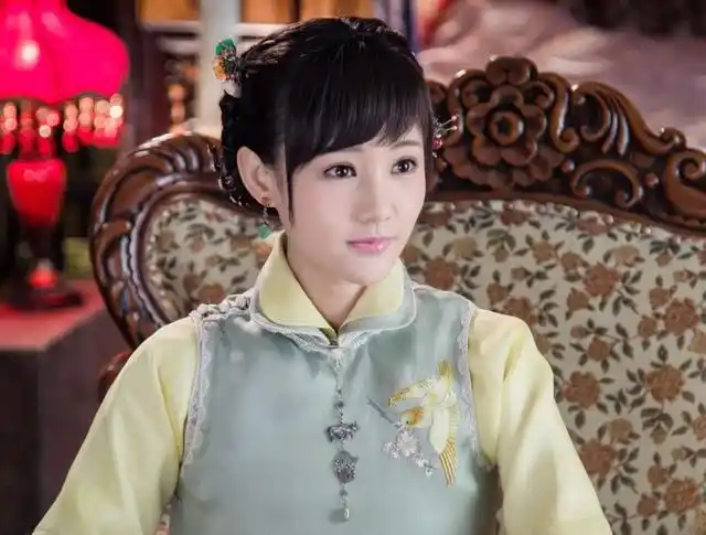 她资源好到不行,奈何播一部扑一部,丫鬟脸演女主没有说服力