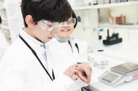 医生还是科研员?王源戴护目镜穿白大褂帅气满分