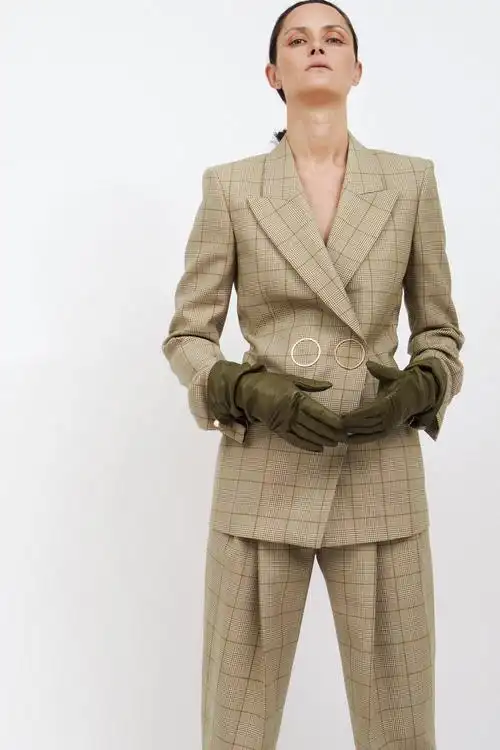 petarpetrov时装系列醒目西装外套采用有型肩部设计腰部柔软褶皱