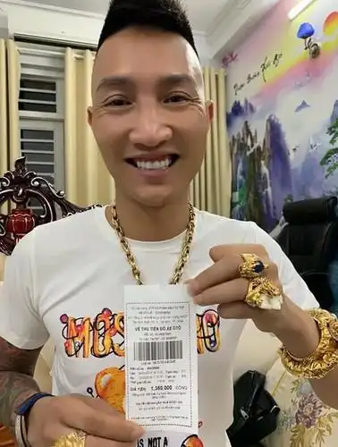 很多网友认为hong是个生活无趣的暴发户,给穷人送钱只是为了引起人们