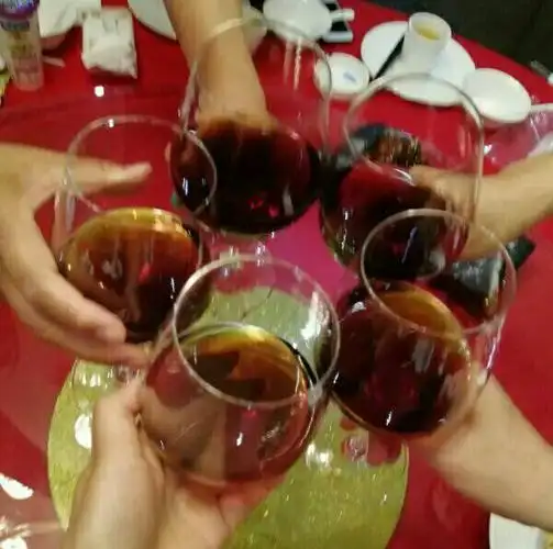 找一个理由聚聚,甜美的红酒,丰盛菜肴,姐妹们让我们为快乐干杯,为友谊