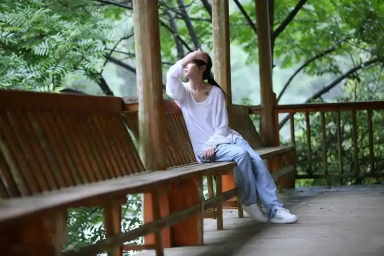 美女来啦!宜宾妹子南笙山林随拍曝光 美景如画人如花