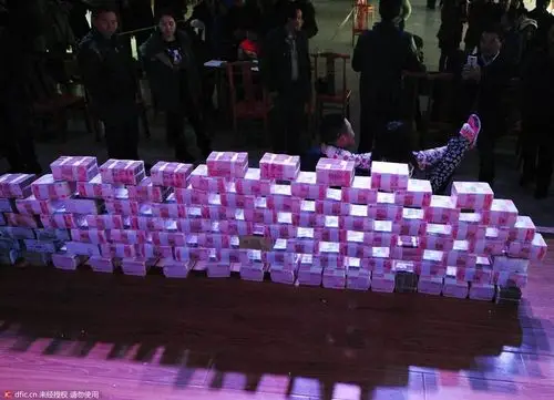 昆明村子当众分红1000万现金堆钱山